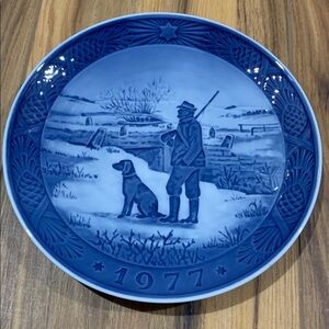 Royal Copenhagen winter dog and hunter Plate 1977 blue and white Denmark Plate